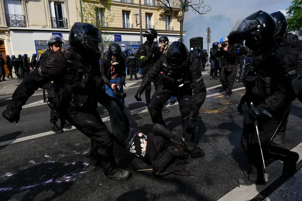 フランスのBrav M警察官は フランスのパリでのフランスの年金改革法に対する動員の日である5月の日の労働行進の間に抗議者と衝突しました5月1 2023 — ストック写真