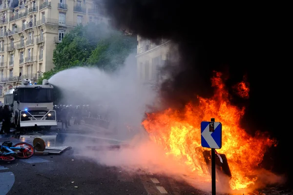 Vatten Cannon Sprutvatten Brinnande Skotrar Gata Demonstration Mot Den Franska — Stockfoto