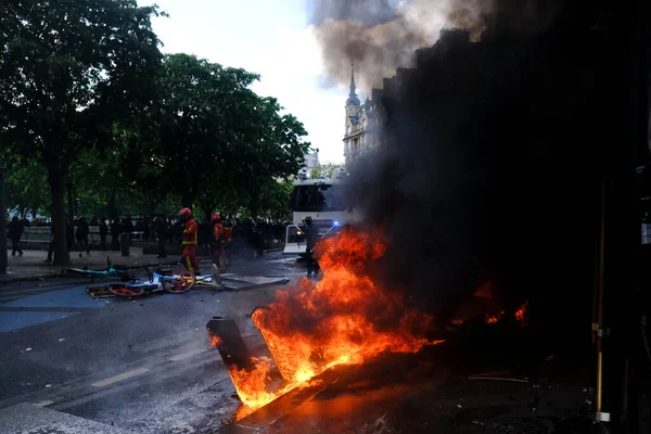 2023年5月1日フランス パリのフランス年金改革法に対するデモの間 路上の燃焼スクーターに水を噴霧する水大砲 — ストック写真