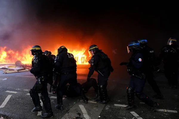 フランスの暴動警察官は 5月の日の労働行進 フランスのパリでのフランスの年金改革法に対する動員の日の間に建物内の火災の近くに立つ5月の1 2023 — ストック写真