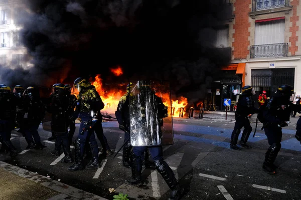 Oficiales Policía Antidisturbios Francesa Están Cerca Incendio Edificio Durante Marcha — Foto de Stock