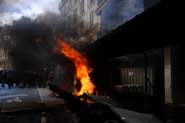 パリでの5月1日の労働行進中の警察との衝突中にバリケードを燃やすプロテスタント5月1 2023 — ストック写真