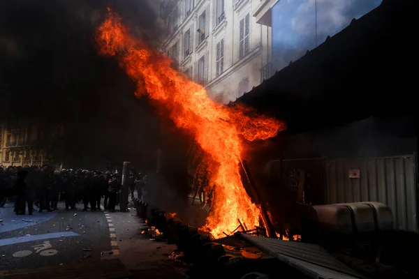 Tiltakozók Barikádokat Égetnek Rendőrséggel Való Összecsapások Során Május Elsejei Párizsi — Stock Fotó