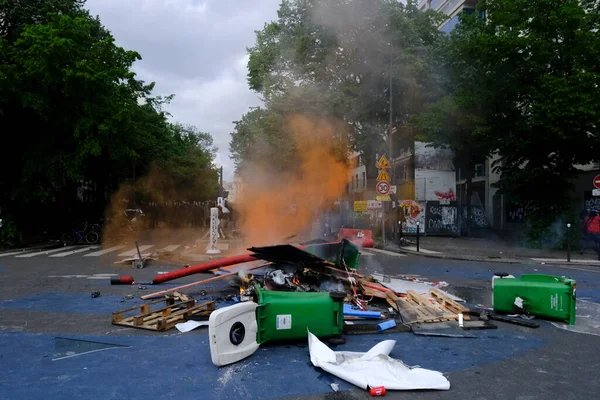 プロテスタント達は 2023年5月1日フランスのパリでの5月1日の労働行進の間の警察との衝突の間にバリケードを作ります — ストック写真