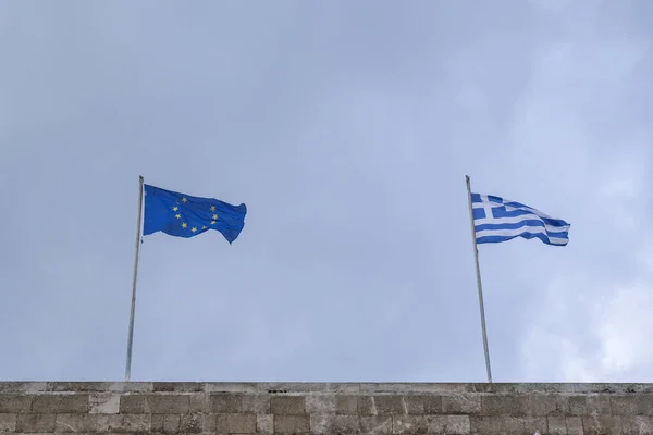 Ελληνικές Και Ευρωπαϊκές Σημαίες Κυματίζουν Στη Ρόδο Στις Δεκεμβρίου 2021 — Φωτογραφία Αρχείου