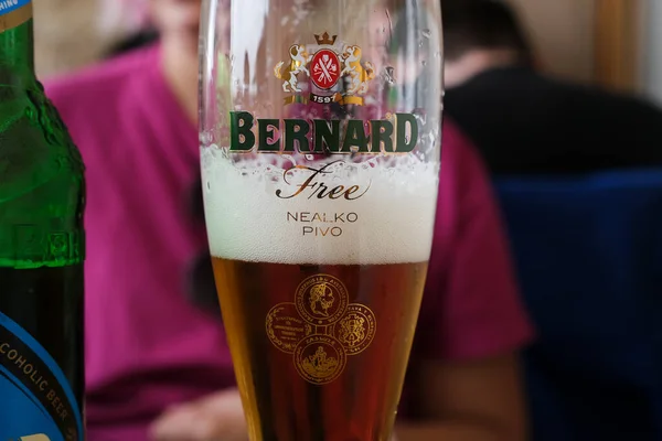 2022年7月27日 チェコのプラハにある地元のレストランで提供されるノンアルコールビール — ストック写真