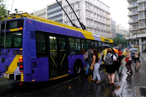 Pessoas Entram Ônibus Público Durante Uma Pluviosidade Atenas Grécia Agosto — Fotografia de Stock