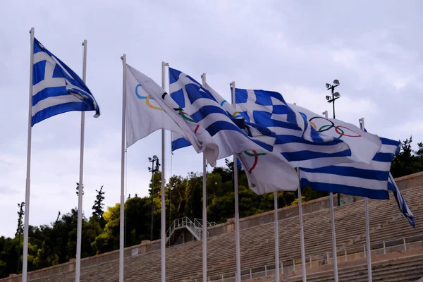 Σημαίες Της Ελλάδας Και Σημαίες Ολυμπιακών Αγώνων Κυματίζουν Έξω Από — Φωτογραφία Αρχείου