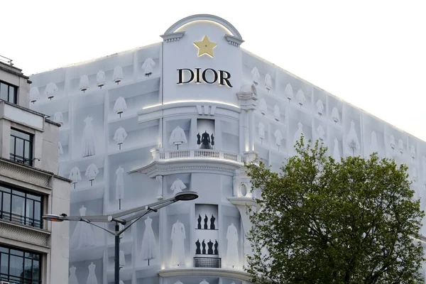 2023年4月30日在法国巴黎的一家时装公司Christian Dior的商店 — 图库照片