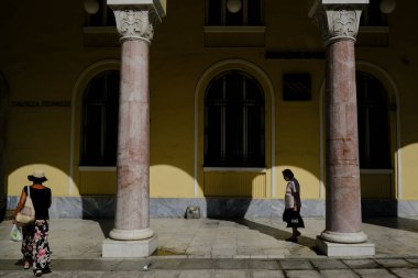 Yunanistan 'ın Selanik kentindeki sıcak hava dalgası sırasında bir yaya sokakta yürüyor. 20, 2021. 