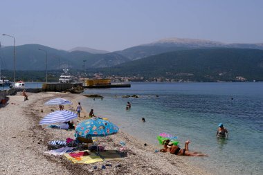 29 Temmuz 2021 'de Yunanistan' ın Kefaloni köyünde güneşlenen insanlar