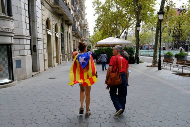 Katalan ayrılıkçıları 3 Ekim 2021 'de İspanya' nın Barselona kentinde yürürler..