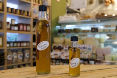 Yunanistan 'ın Atina kentindeki şarap dükkanında 9 Ocak 2022' de ballı geleneksel rakı.