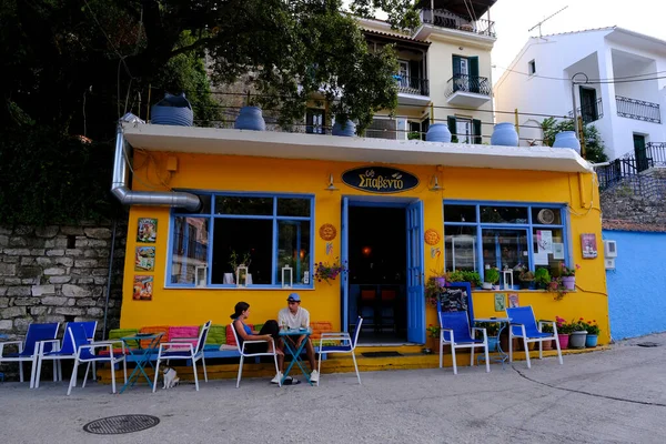 2021年7月30日 人们在希腊伊萨卡的一家传统咖啡店里喝咖啡 — 图库照片