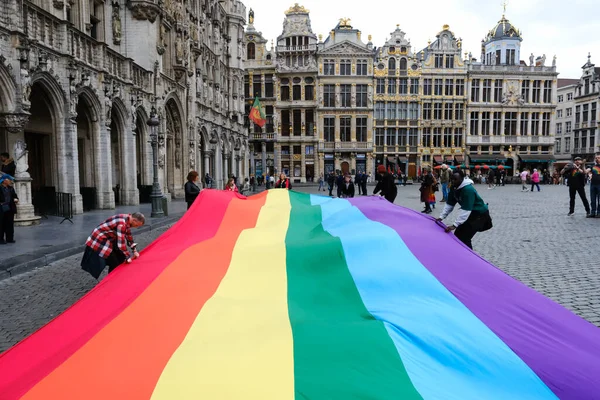 Lidé Nesou Velkou Duhovou Vlajku Belgické Hrdosti Manifestaci Lesbických Homosexuálních — Stock fotografie