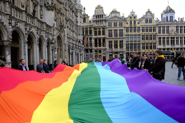 Ludzie Noszą Dużą Tęczową Flagę Belgijskiej Dumie Manifestacji Lesbijek Gejów — Zdjęcie stockowe