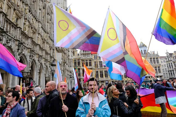 Gente Sostiene Banderas Arco Iris Las Calles Del Centro Bruselas — Foto de Stock