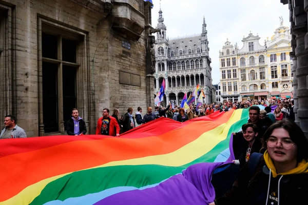 Pessoas Carregam Uma Grande Bandeira Arco Íris Orgulho Belga Uma — Fotografia de Stock