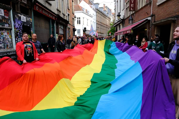 Människor Bär Stor Regnbågsflagga Vid Belgiens Stolthet Manifestation Lesbiska Homosexuella — Stockfoto