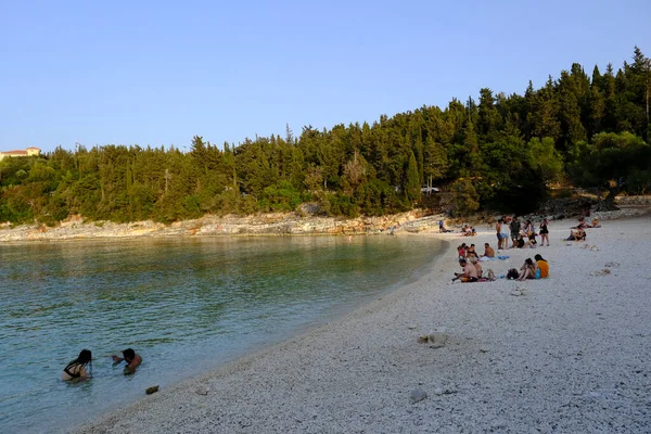 Gente Disfruta Del Sol Mar Isla Cefalonia Grecia Julio 2021 — Foto de Stock