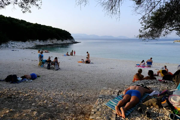 Gente Disfruta Del Sol Mar Isla Cefalonia Grecia Julio 2021 — Foto de Stock