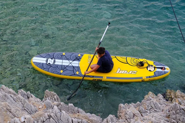 Hombre Sienta Embarque Remo Sup Mar Tranquilo Isla Itaka Grecia —  Fotos de Stock