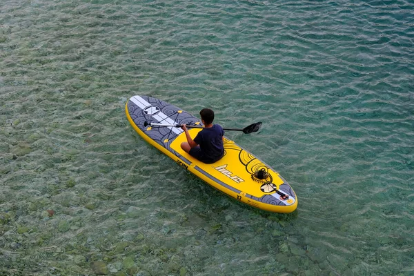 Hombre Sienta Embarque Remo Sup Mar Tranquilo Isla Itaka Grecia — Foto de Stock