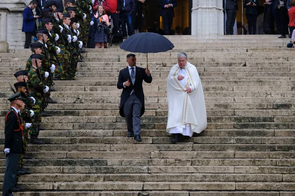 2021年7月21日 一名天主教牧师从比利时布鲁塞尔大教堂的楼梯上下来 — 图库照片