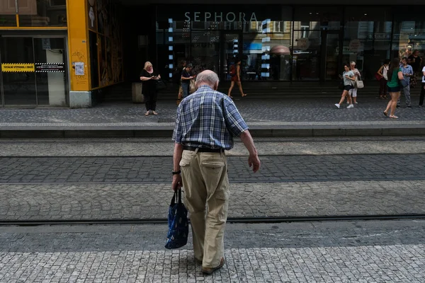 Ένας Ηλικιωμένος Άνδρας Περπατά Στους Δρόμους Της Πράγας Τσεχία Στις — Φωτογραφία Αρχείου
