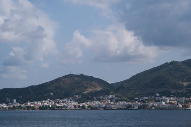 24 Ağustos 2021 'de Yunanistan' ın Kuzey Evia adasının Aidipsos kentindeki ünlü sahil köyünün panoramik manzarası.