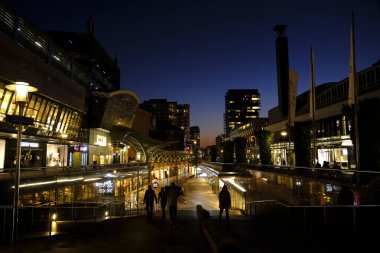 Alışveriş yapan kişi 25 Eylül 2021 'de Hollanda' nın Rotterdam şehrinde yürüyor..