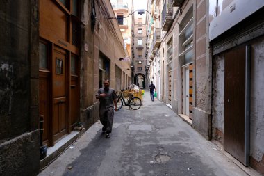 Yayalar 3 Ekim 2021 'de İspanya' nın Barselona şehrinde yürürler..