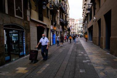 Yayalar 3 Ekim 2021 'de İspanya' nın Barselona şehrinde yürürler..