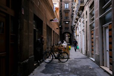 Yayalar 3 Ekim 2021 'de İspanya' nın Barselona şehrinde yürürler..