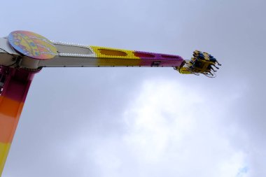 İnsanlar 3 Ekim 2021 'de İspanya' nın Barselona kentindeki lunaparkta eğleniyorlar..