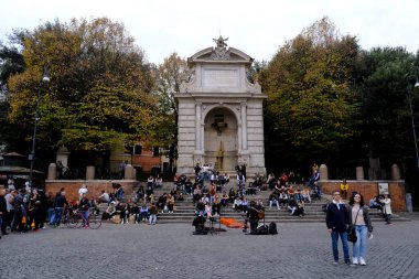 31 Ekim 2021 'de Roma, İtalya' da bir sokak müzisyeni sahne alıyor..