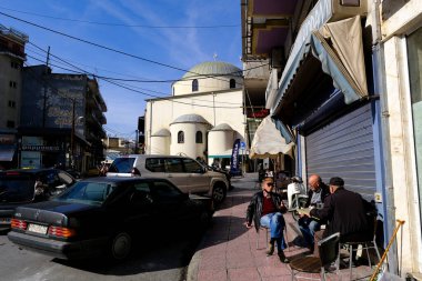 İnsanlar 13 Kasım 2021 'de Yunanistan' ın orta kesimindeki geleneksel bir kafede kahvelerini içiyorlar.