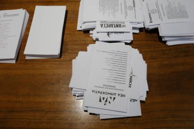 Belçika 'nın Brüksel kentindeki bir sandık merkezinde 20 Mayıs 2023' te yapılacak Yunan parlamento seçimlerinde oy pusulaları hazırlanıyor.