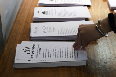 Belçika 'nın Brüksel kentindeki bir sandık merkezinde 20 Mayıs 2023' te yapılacak Yunan parlamento seçimlerinde oy pusulaları hazırlanıyor.