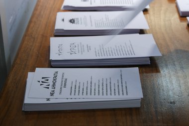 Belçika 'nın Brüksel kentindeki bir sandık merkezinde 20 Mayıs 2023' te yapılacak Yunan parlamento seçimlerinde oy pusulaları hazırlanıyor.