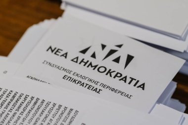 Belçika 'nın Brüksel kentindeki bir sandık merkezinde 20 Mayıs 2023' te yapılacak Yunan parlamento seçimlerinde oy pusulaları hazırlanıyor.