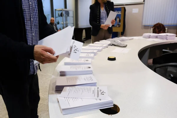 選挙関係者は 2023年5月20日にベルギーのブリュッセルの投票所で行われたギリシャ議会選挙で投票投票投票を準備する — ストック写真
