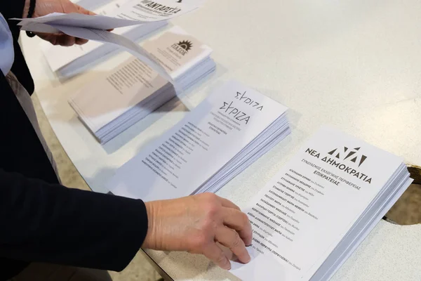 Funcionário Eleitoral Prepara Cédulas Voto Durante Eleições Legislativas Gregas Posto — Fotografia de Stock