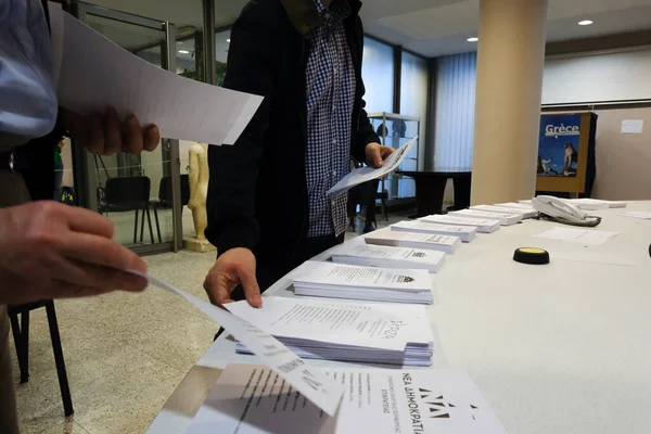 Urzędnik Wyborczy Przygotowuje Karty Głosowania Podczas Greckich Wyborów Parlamentarnych Lokalu — Zdjęcie stockowe