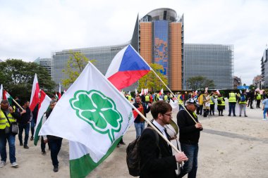 23 Mayıs 2023 'te Brüksel, Belçika' da AB 'nin tarım politikasına karşı AB Komisyonu ofisleri önünde protesto eylemleri yapan Avrupalı çiftlik hayvanları ve çiftçiler.