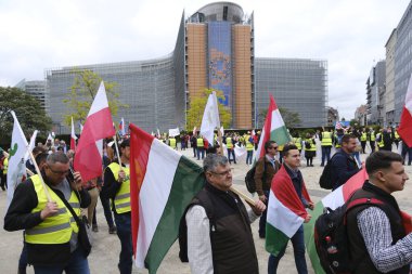 23 Mayıs 2023 'te Brüksel, Belçika' da AB 'nin tarım politikasına karşı AB Komisyonu ofisleri önünde protesto eylemleri yapan Avrupalı çiftlik hayvanları ve çiftçiler.
