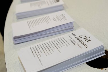 Belçika 'nın Brüksel kentindeki bir sandık merkezinde 20 Mayıs 2023' te yapılan Yunan yasama seçimleri sırasında oy pusulaları bir sandıkta sergileniyor..