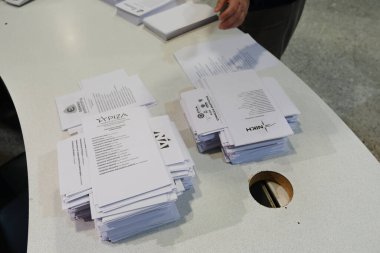 Belçika 'nın Brüksel kentindeki bir sandık merkezinde 20 Mayıs 2023' te yapılan Yunan yasama seçimleri sırasında oy pusulaları bir sandıkta sergileniyor..