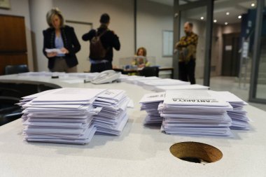 Belçika 'nın Brüksel kentindeki bir sandık merkezinde 20 Mayıs 2023' te yapılan Yunan yasama seçimleri sırasında oy pusulaları bir sandıkta sergileniyor..