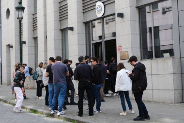 Halk, 20 Mayıs 2023 'te Brüksel, Belçika' daki bir sandık merkezinde yapılacak Yunan parlamento seçimlerinde oy kullanmak için bekliyor..